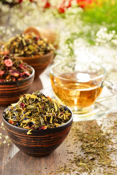 Composition with cup of tea and bowls of tea leaves — Stock Photo, Image