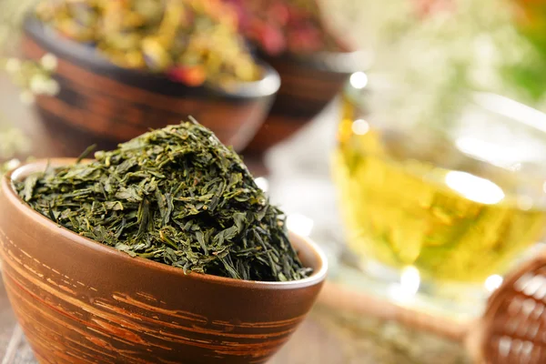 Composition with cup of tea and bowls of tea leaves — Stock Photo, Image