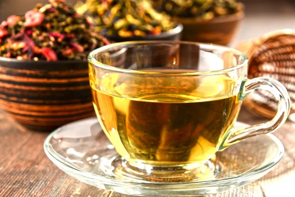 Složení s šálkem čaje a misky čaje listy — Stock fotografie