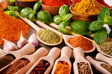 Baharat mutfak masasının üzerinde çeşitli