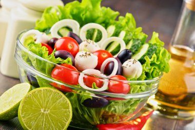 Sebze salatalı kompozisyon. Dengeli diyet