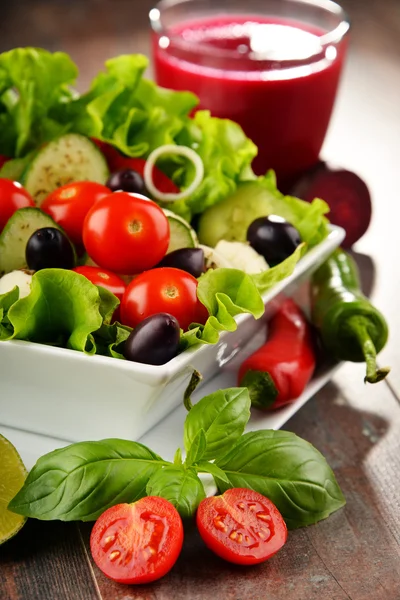 Composición con ensaladera de verduras y vaso de jugo — Foto de Stock