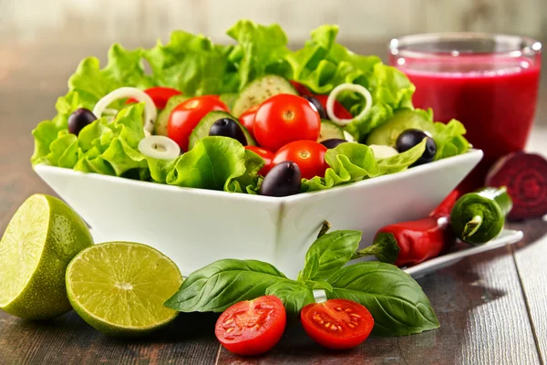 Sebze salata kasesi ve bardak meyve suyu ile kompozisyon — Stok fotoğraf