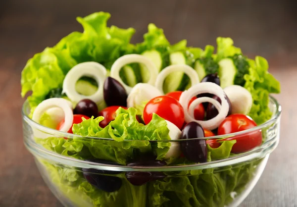 Composição com tigela de salada vegetal. Dieta equilibrada — Fotografia de Stock