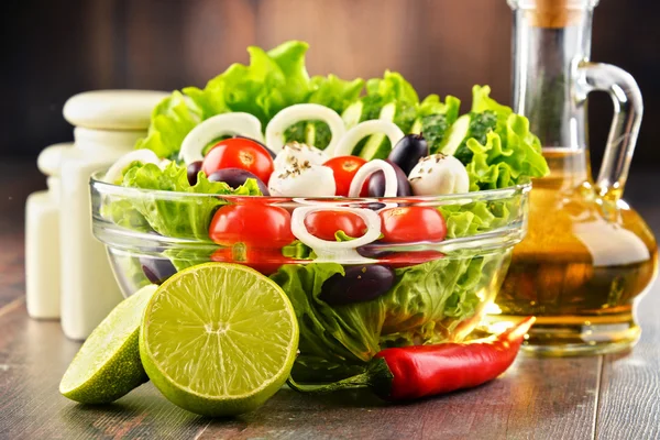 蔬菜沙拉碗配料.均衡饮食 — 图库照片
