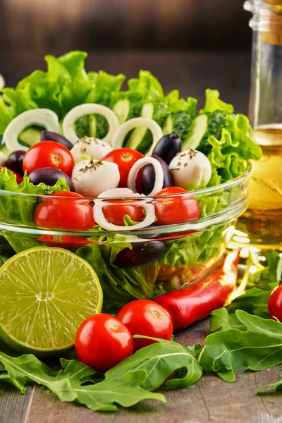 Composición con ensaladera de verduras. Dieta equilibrada —  Fotos de Stock