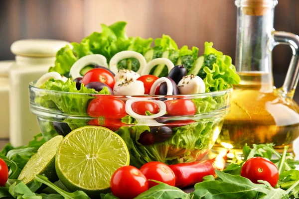 Composição com tigela de salada vegetal. Dieta equilibrada — Fotografia de Stock