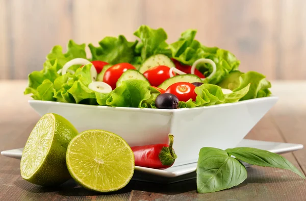 Composição com tigela de salada vegetal. Dieta equilibrada — Fotografia de Stock