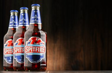 Üç Spitfire Premium kentli bira bira şişesi