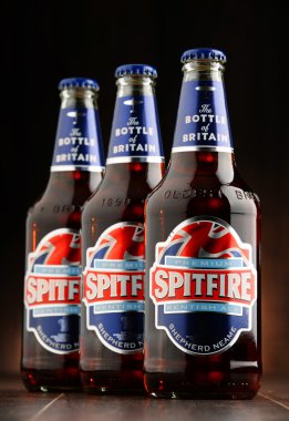 Üç Spitfire Premium kentli bira bira şişesi