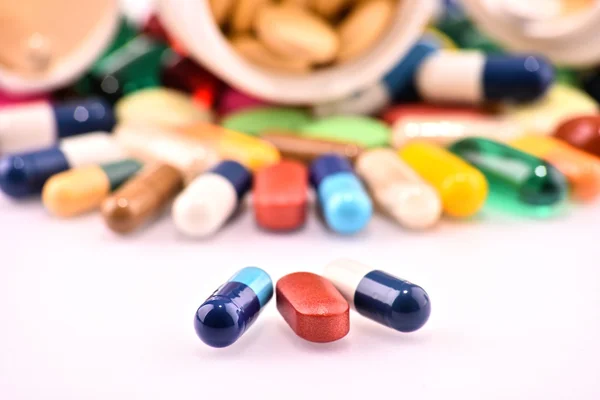 Склад з різноманітними лікарськими таблетками та контейнерами — стокове фото
