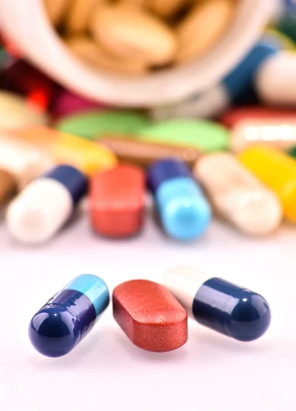 Zusammensetzung mit einer Vielzahl von Medikamententabletten und Behältern — Stockfoto