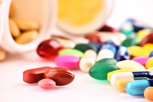 Composição com variedade de pílulas e recipientes de drogas — Fotografia de Stock
