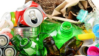 Cam, plastik, metal ve kağıttan oluşan geri dönüşümlü çöp.