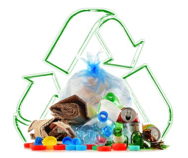 Cam, plastik, metal ve kağıttan oluşan geri dönüşümlü çöp.