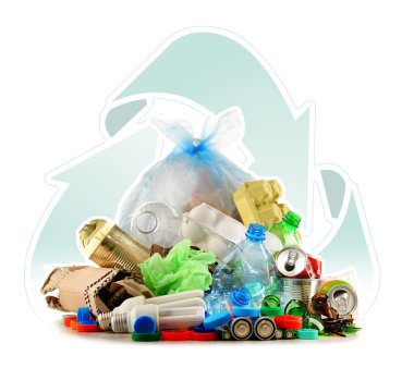 Cam, plastik, metal ve kağıttan oluşan geri dönüşümlü çöp.