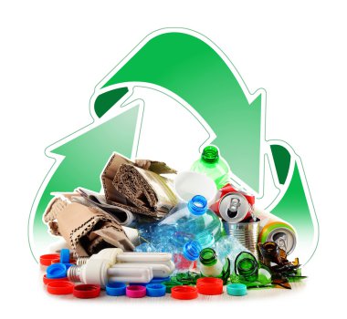 Cam, plastik, metal ve kağıttan oluşan geri dönüşümlü çöp.