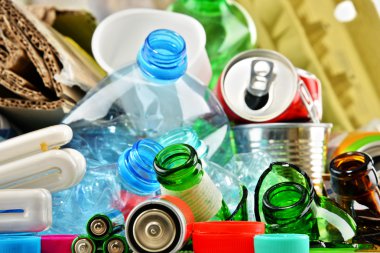 Cam, plastik, metal ve kağıttan oluşan geri dönüşümlü çöp.