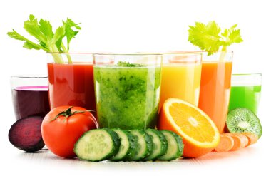 Beyaz üzerine taze organik sebze ve meyve suları ile gözlük