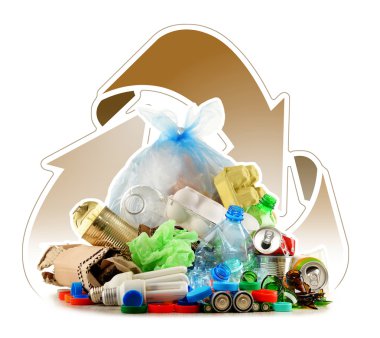 Cam, plastik, metal ve kağıttan oluşan geri dönüşümlü çöp.