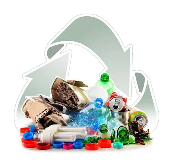 ガラス、プラスチック、金属、紙で構成されるリサイクル可能なゴミ — ストック写真
