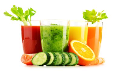 Beyaz üzerine taze organik sebze ve meyve suları ile gözlük