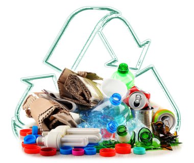Cam, plastik, metal ve kağıttan oluşan geri dönüşümlü çöp.