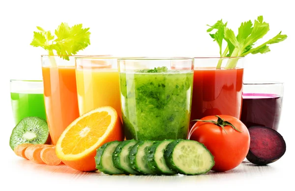 Glas med färska ekologiska grönsaker och frukt juicer på vit — Stockfoto