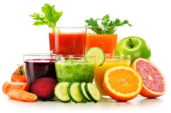 Bicchieri con verdure fresche biologiche e succhi di frutta su bianco — Foto Stock