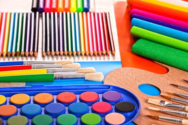 Resim ve çizim için okul aksesuarlarıyla kompozisyon