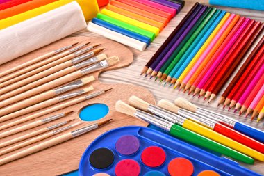 Resim ve çizim için okul aksesuarlarıyla kompozisyon