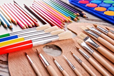 Resim ve çizim için okul aksesuarlarıyla kompozisyon