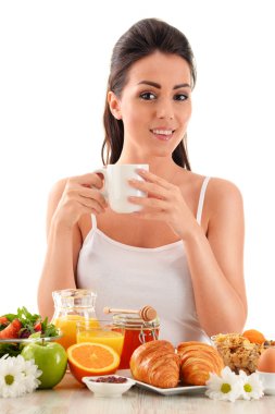 Genç bir kadın kahvaltı yapıyor. Dengeli diyet 