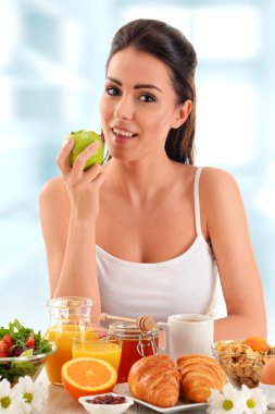 Genç bir kadın kahvaltı yapıyor. Dengeli diyet 