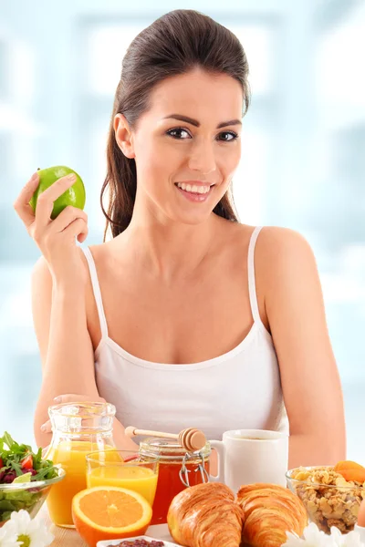 Junge Frau beim Frühstück. Ausgewogene Ernährung — Stockfoto