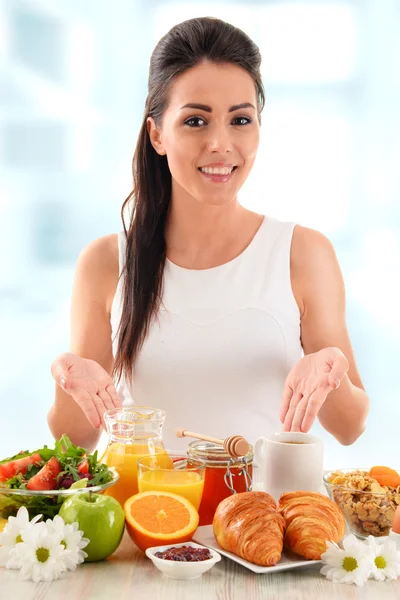 Een jonge vrouw die ontbijt. Evenwichtige voeding — Stockfoto