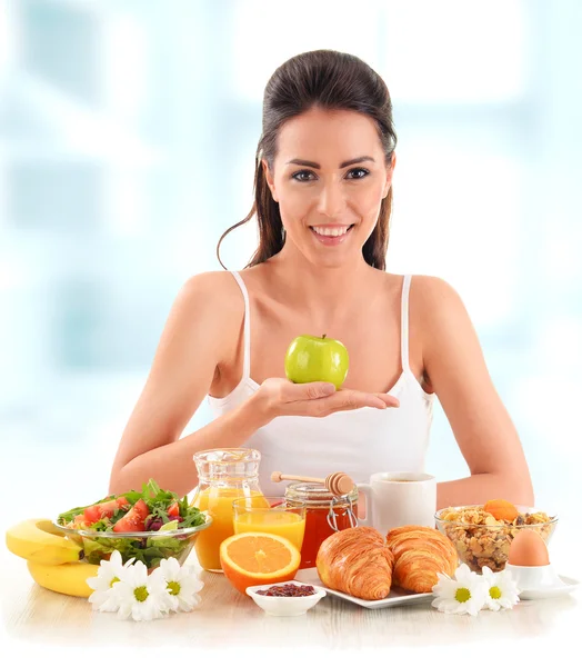 Mujer joven desayunando. Dieta equilibrada — Foto de Stock