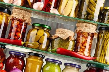 Çeşitli sebze turşulu kavanozlar..