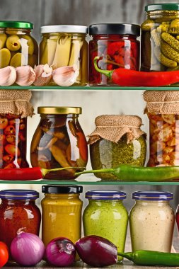 Çeşitli sebze turşulu kavanozlar..