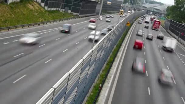 Autostrada ad accesso controllato a sei corsie in Polonia. — Video Stock