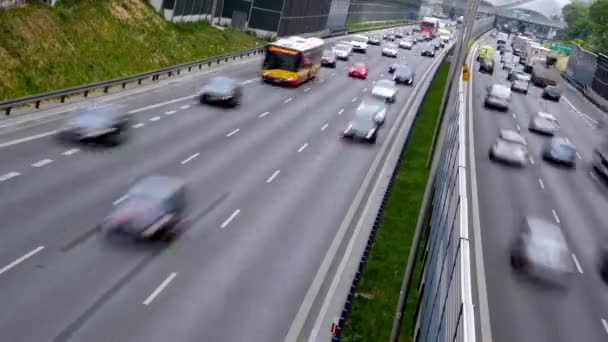 Autosnelweg met zes rijstroken in Polen. — Stockvideo