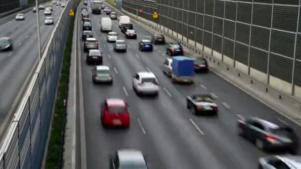 Sex körfältsstyrda motorvägar i Polen. — Stockvideo