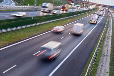 Dört şeritli kontrollü erişimli otoyol Polonya