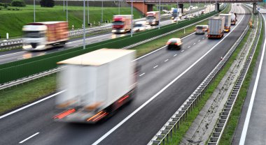 Dört şeritli kontrollü erişimli otoyol Polonya
