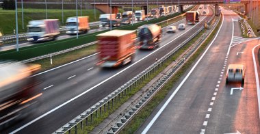 Dört şeritli kontrollü erişimli otoyol Polonya