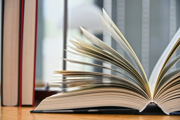 Livre relié couché sur la table dans une bibliothèque — Photo