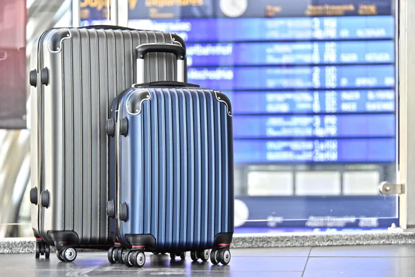 Due valigie da viaggio in plastica nella hall dell'aeroporto — Foto Stock