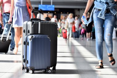 İki plastik seyahat bavul Havaalanı koridorda