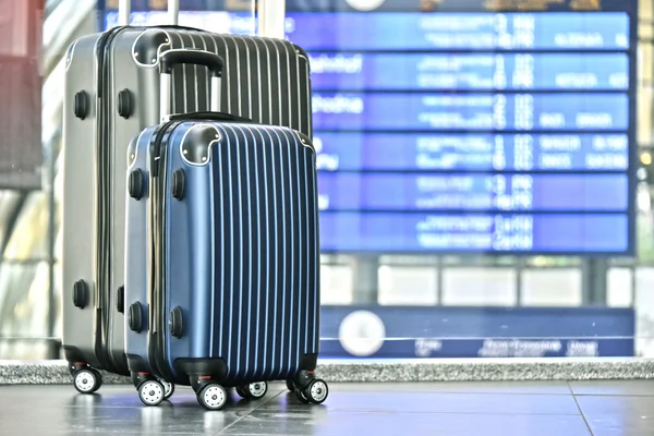 Due valigie da viaggio in plastica nella hall dell'aeroporto — Foto Stock