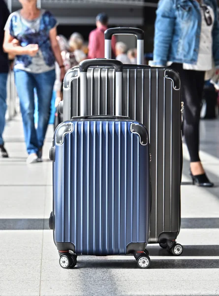 Duas malas de viagem de plástico no hall do aeroporto — Fotografia de Stock